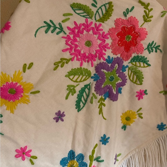 VINTAGE Floral Embroidered Shawl with Fringe - Picture 2 of 4